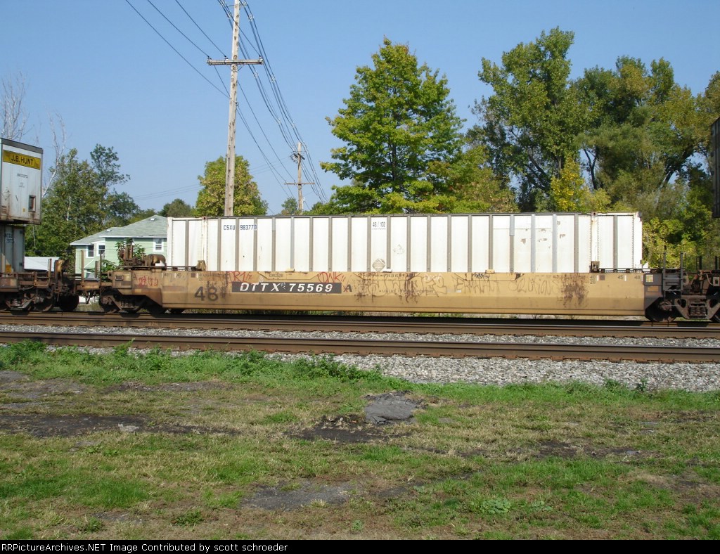 DTTX Double Stackcar 75569A w/CSXU Container 983770 EB