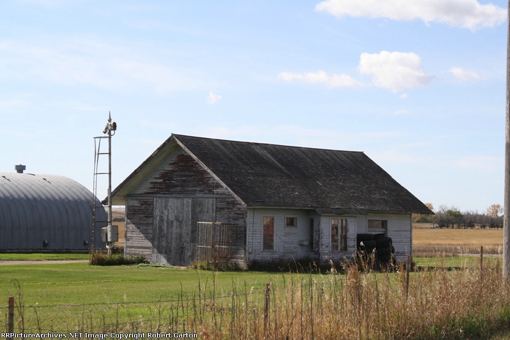 Ex-GN Coulee Depot Now on Private Land Near the BNSF Tr}cks