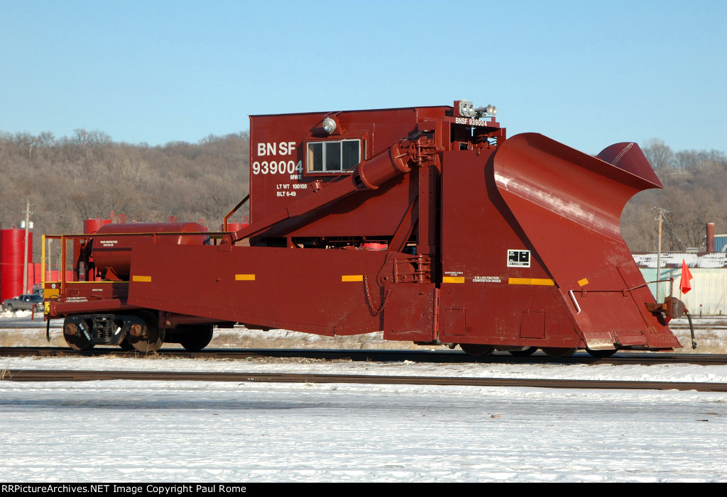 BNSF 939004, Flanger/Spreader awaiting the call to duty