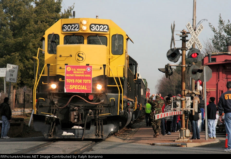 WSPX with NYSW SD40-2 # 3022 arrivs in town gto a good sized crowd ready to make donations