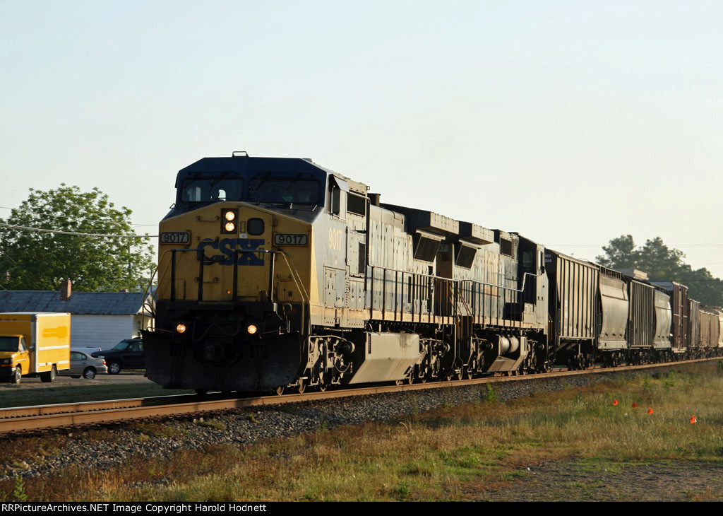 CSX 9017 leads train Q471 southbound