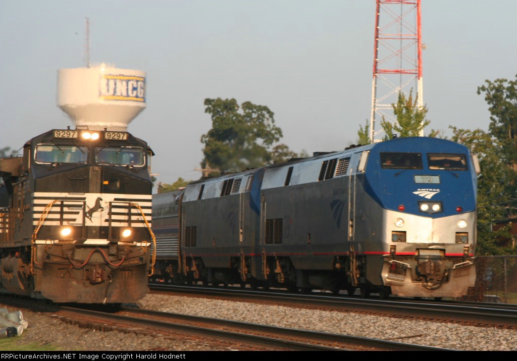 AMTK 79 leads a late Train 20, the Crescent, northbound