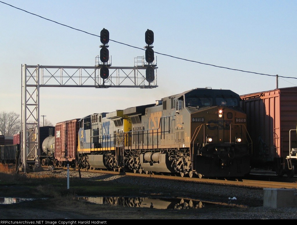 CSX 5118 leads a train past the signals