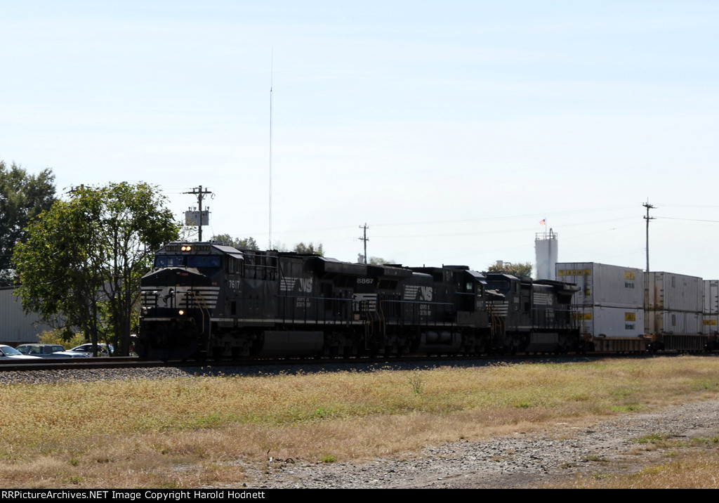 NS 7617 leads train 204 northbound