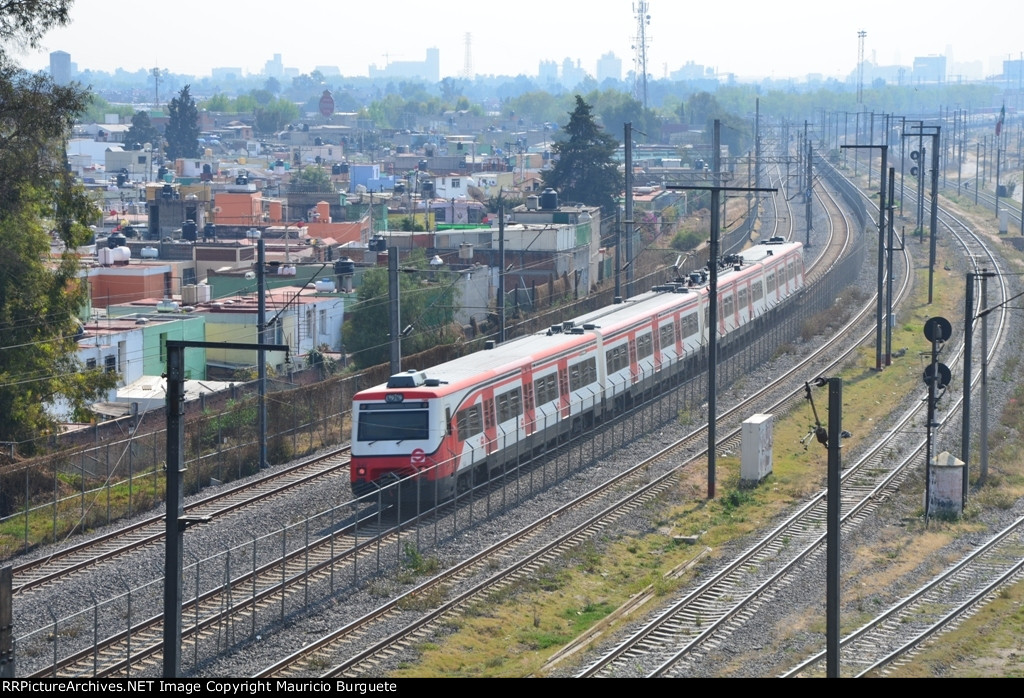 Suburban train departuring Tlalnepantla Station