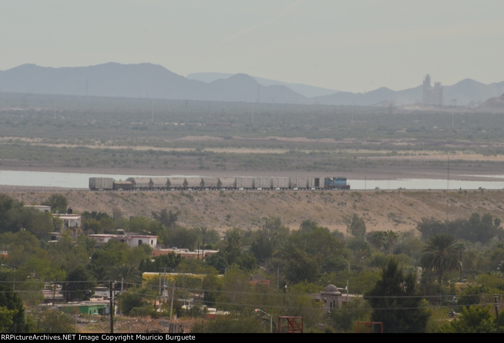 Mixed freight train passing by Hermosillo's Daj