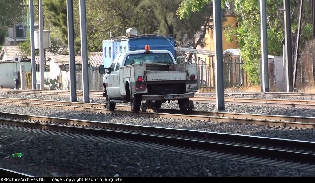 FXE HR-165 passing by Queretaro Station