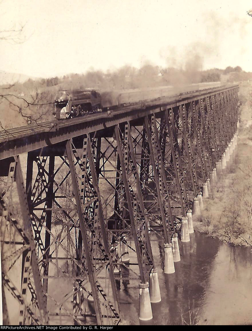 Southbound Tennessean crosses the James River