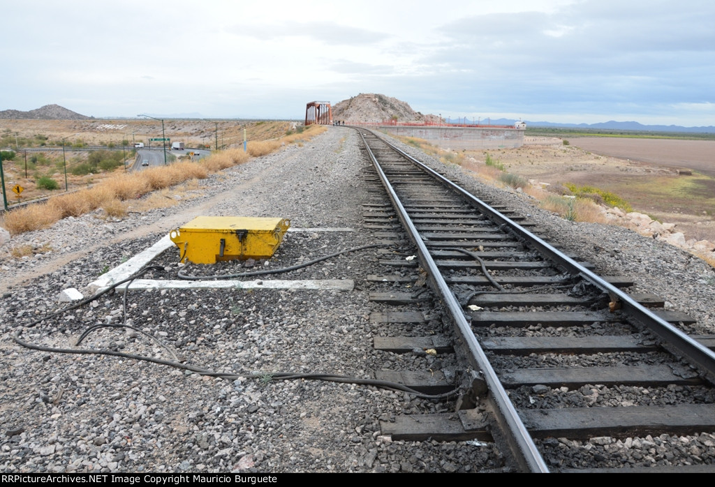 Tracks at Hermosillo's Dam, wheels grease applicator
