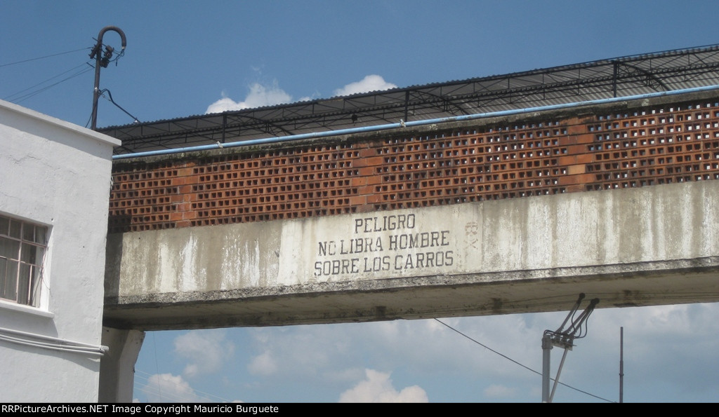 Pedestrian bridge over Apizaco workshop