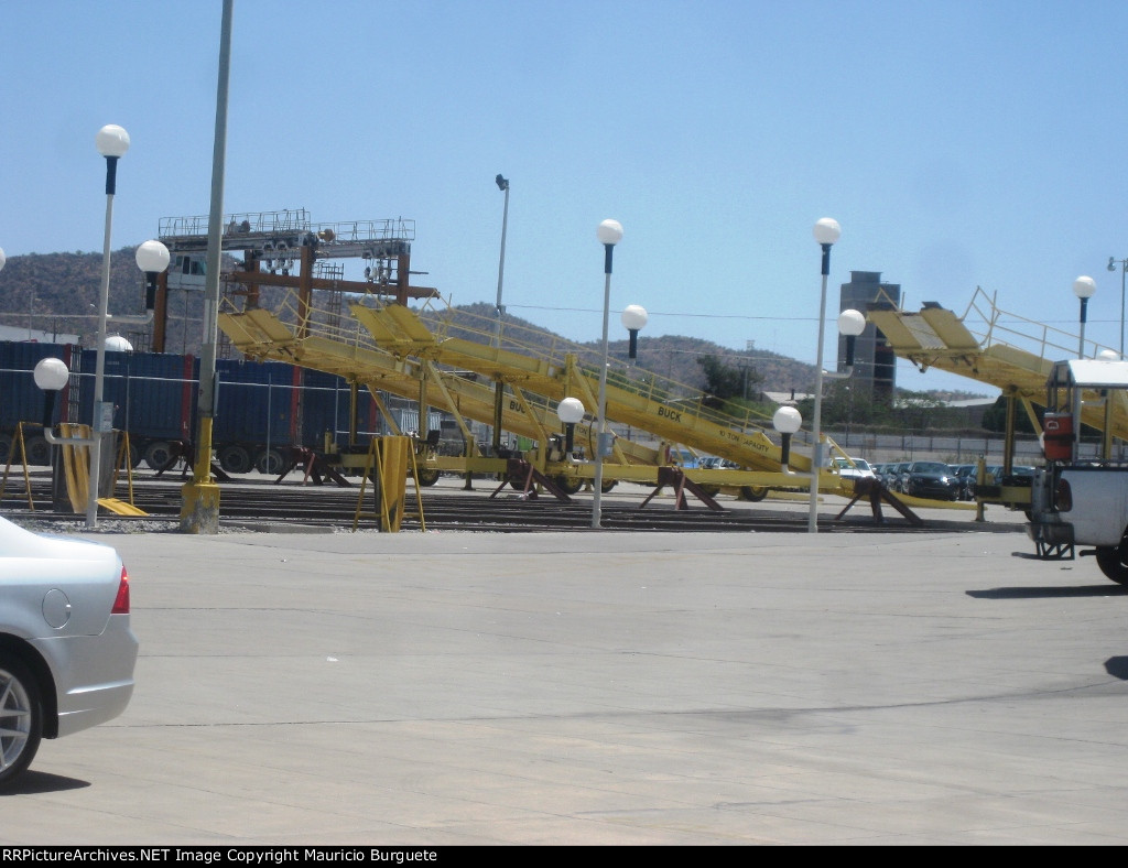 Loading ramps for autoracks at Hermosillo yard