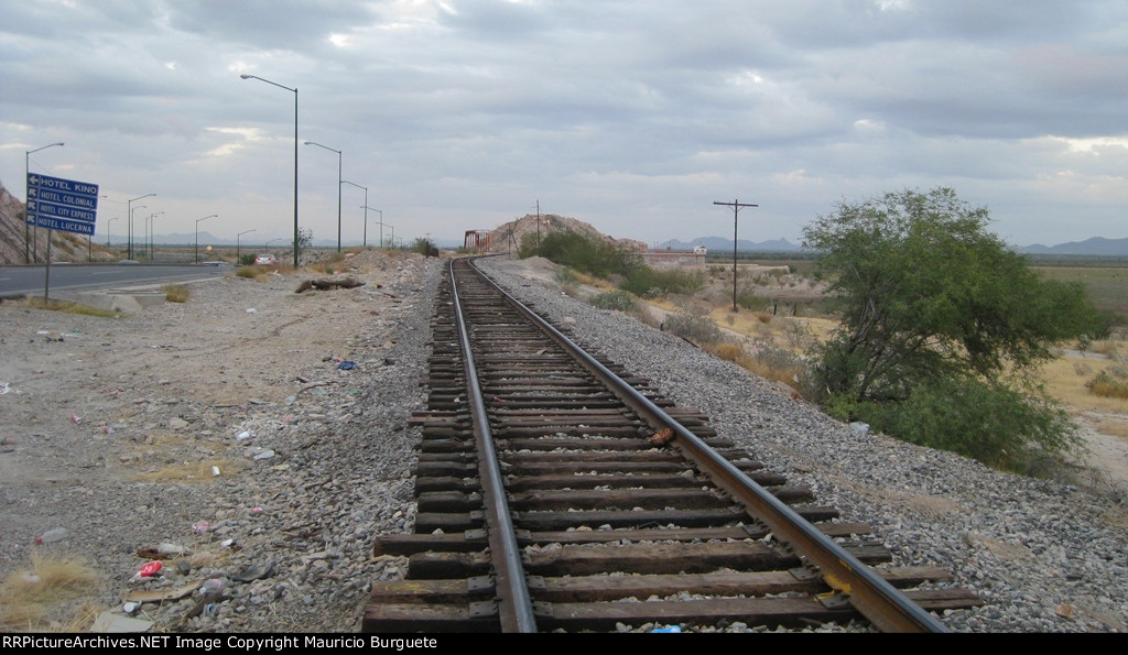 Tracks at the side of Hermosillo Dam