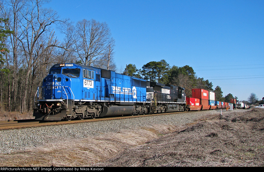 NS 221 highballing through Flowery Branch after meeting 290