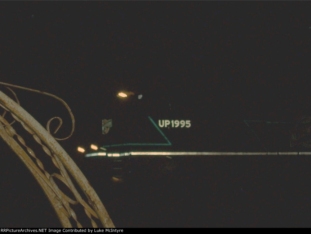 CNW Heritage Unit - UP 1995 eastbound UP intermodal train