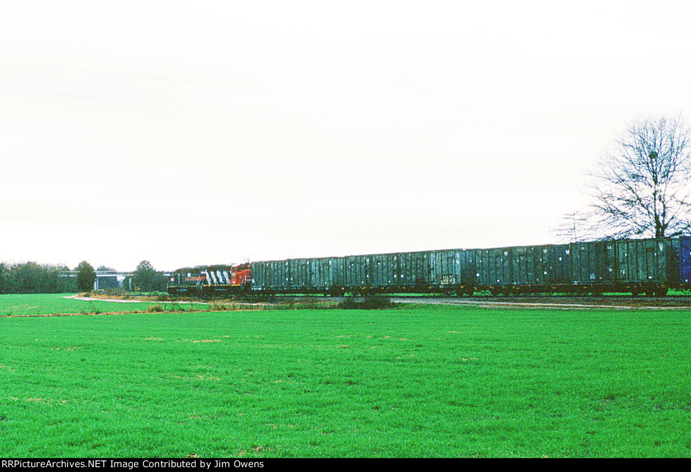 HATX 516 leading a southbound trash train at Bishopville.