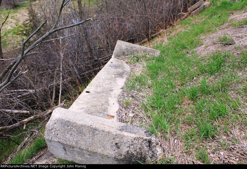 Mysterious cement section just east of Carver Creek Bridge