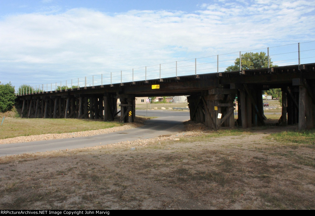 UP trestle across Mound Ave