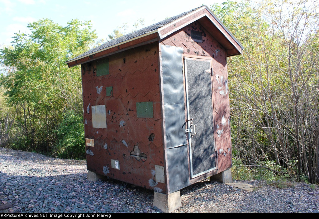 Some sort of trackside shed near the 280th St Bridge