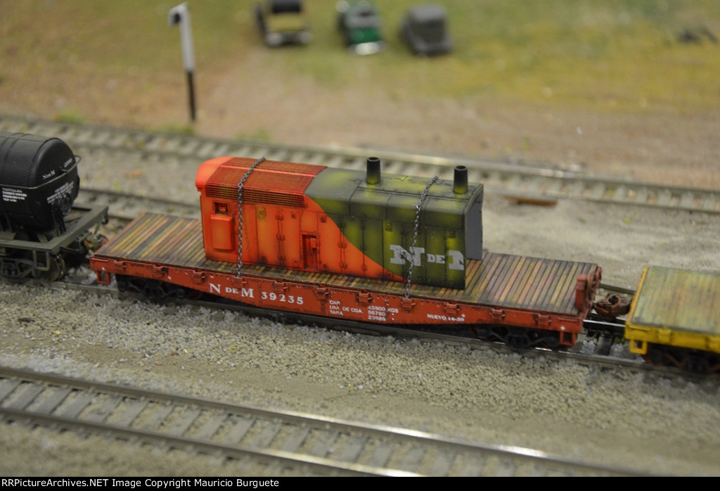 NdeM Flat car with Engine hood