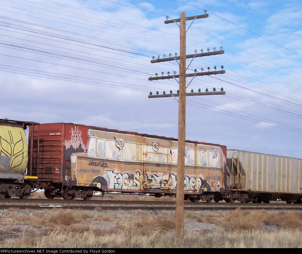 BAEX 582 "SCHOOLBUS" westbound on Union Pacific