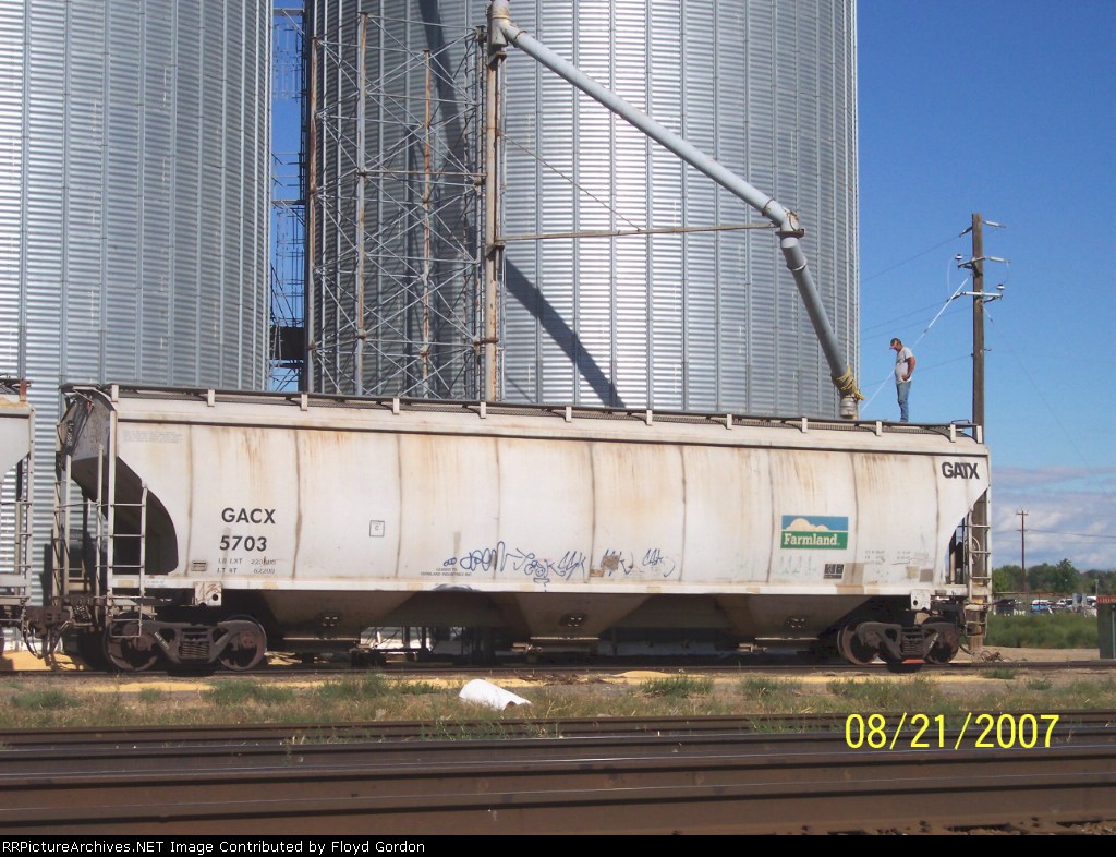 GACX 5703 being loaded with grain
