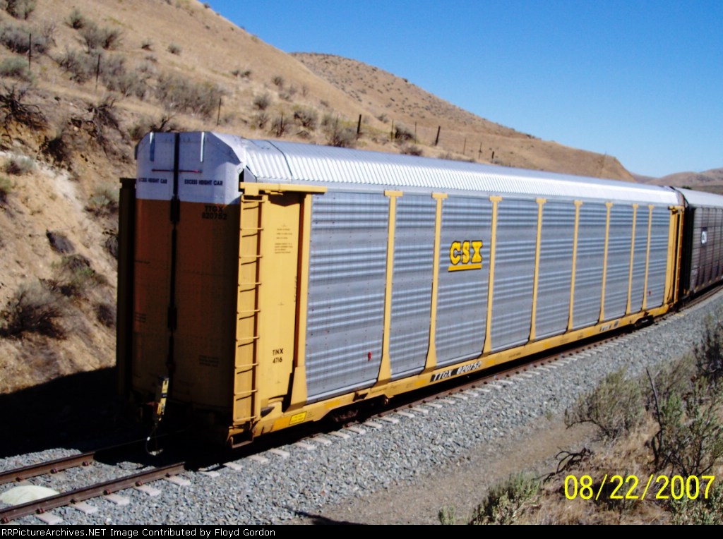 TTGX 820752 (CSX) brings up rear of eastbound UP autorack train