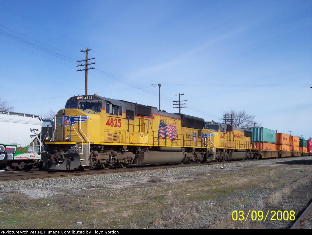 UP 4825 leads eastbound UP stack train