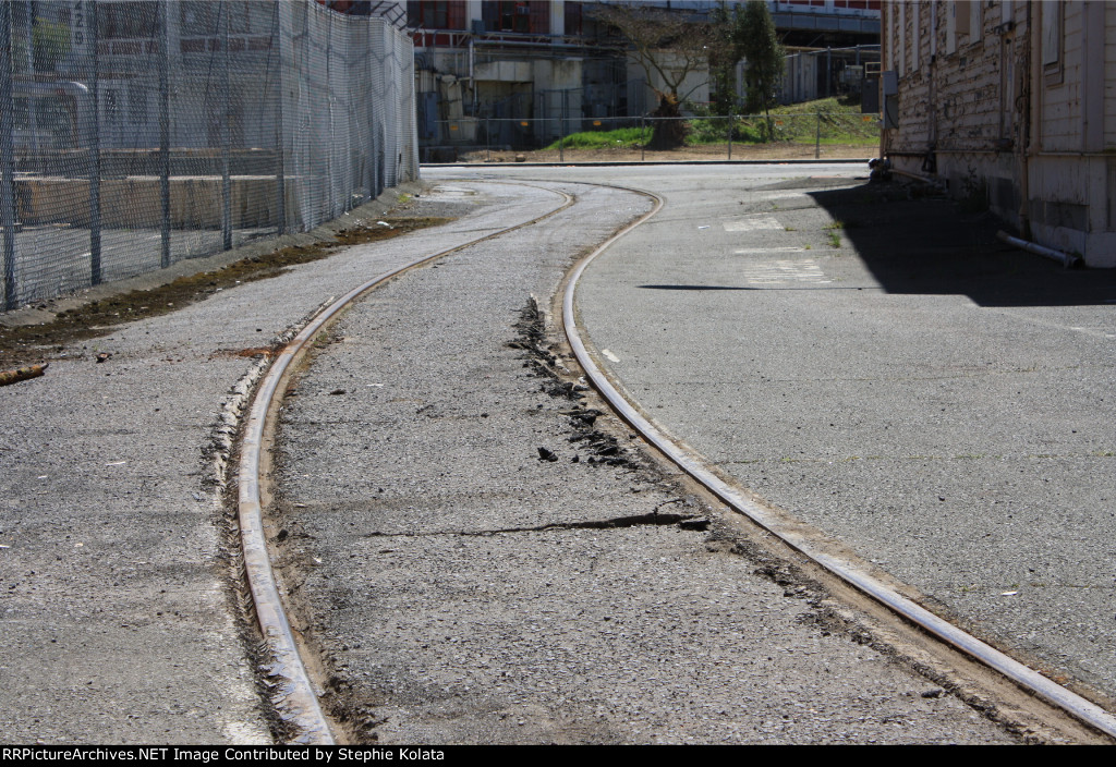 WHAT HAPPEN WHEN 6 AXLES GO THROUGH A SHARPE CURVE