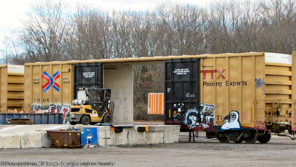 TBOX 663685 unloading