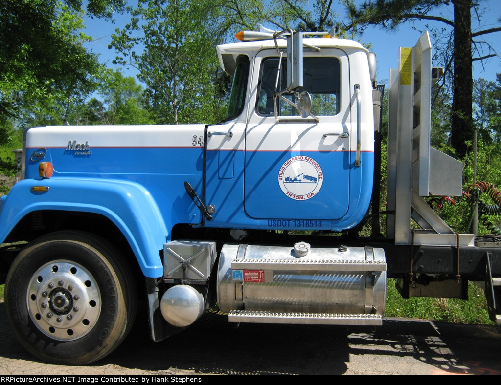 Utilco Mantis crane setup and support equipment for derailment cleanup in 2011 on CSX AWP-WofA 