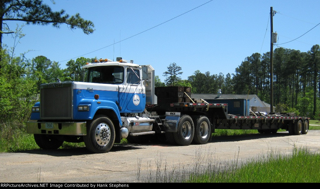 Utilco Mantis crane setup and support equipment for derailment cleanup in 2011 on CSX AWP-WofA 