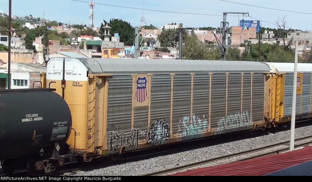 TTGX UP Autorack with graffiti