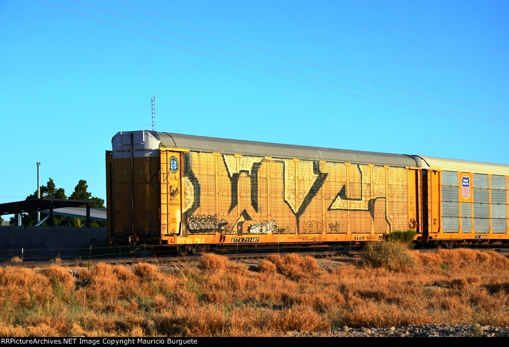 ETTX BNSF Autorack with graffiti