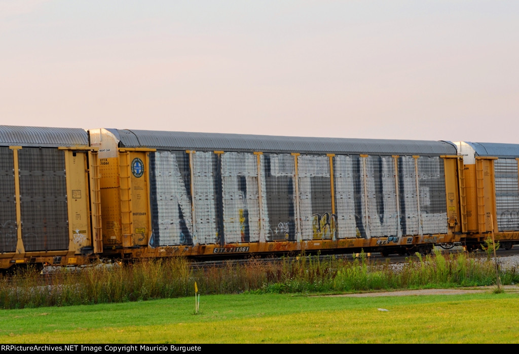 ETTX BNSF Autorack with graffiti