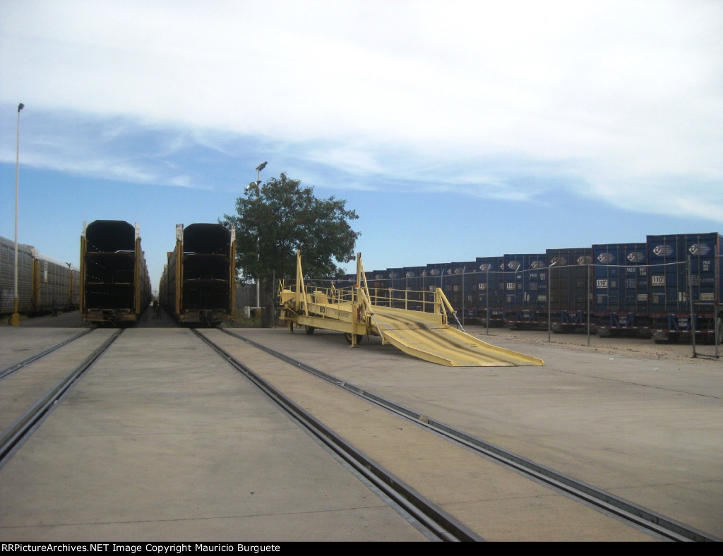 Loading ramp and autoracks at Hermosillo yard