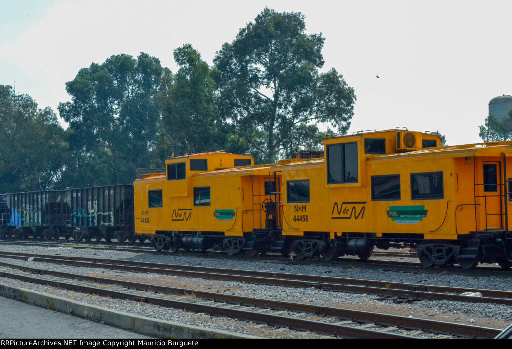 NdeM Cabooses in the yard