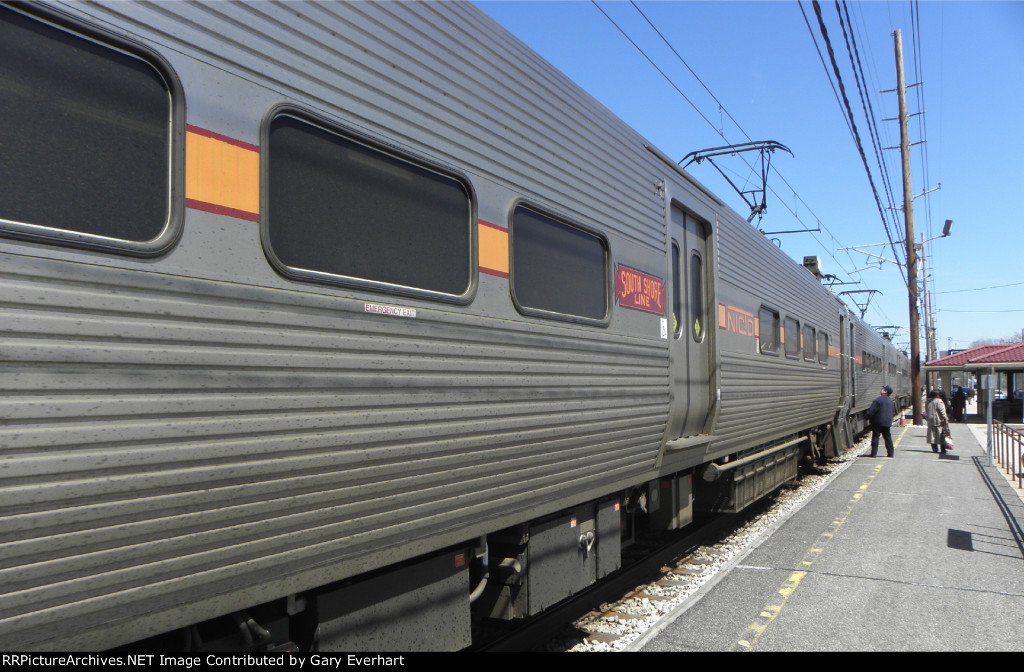 Eastbound CSS (EMU 32 in lead) at the Miller Station