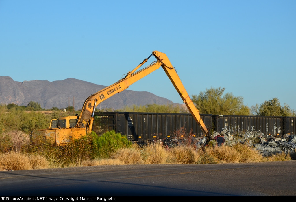 FXE Gondolas being loaded with scrap