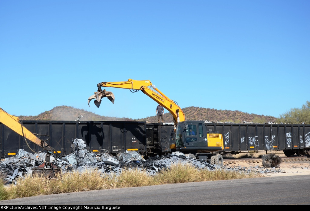 FXE Gondolau being loaded with scrap
