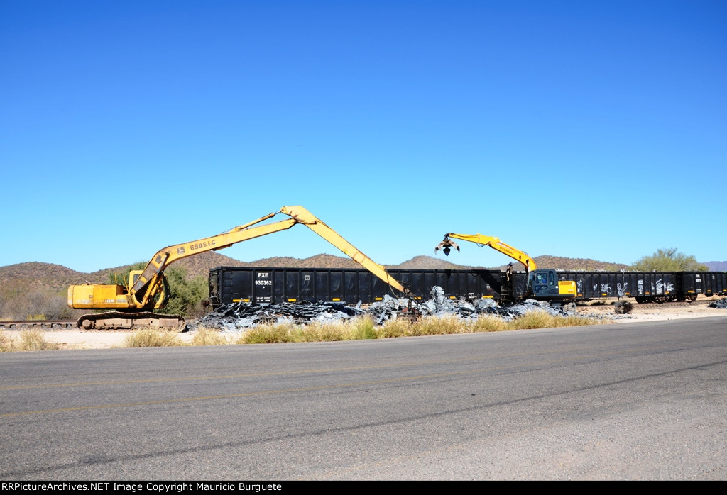 FXE Gondolas being loaded with scrap
