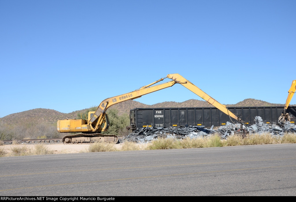 FXE Gondolas being loaded with scrap