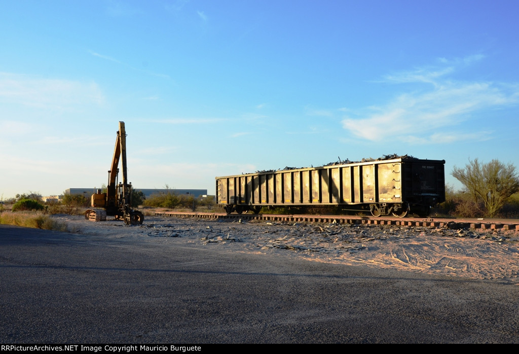 FXE Gondola being loaded with scrap