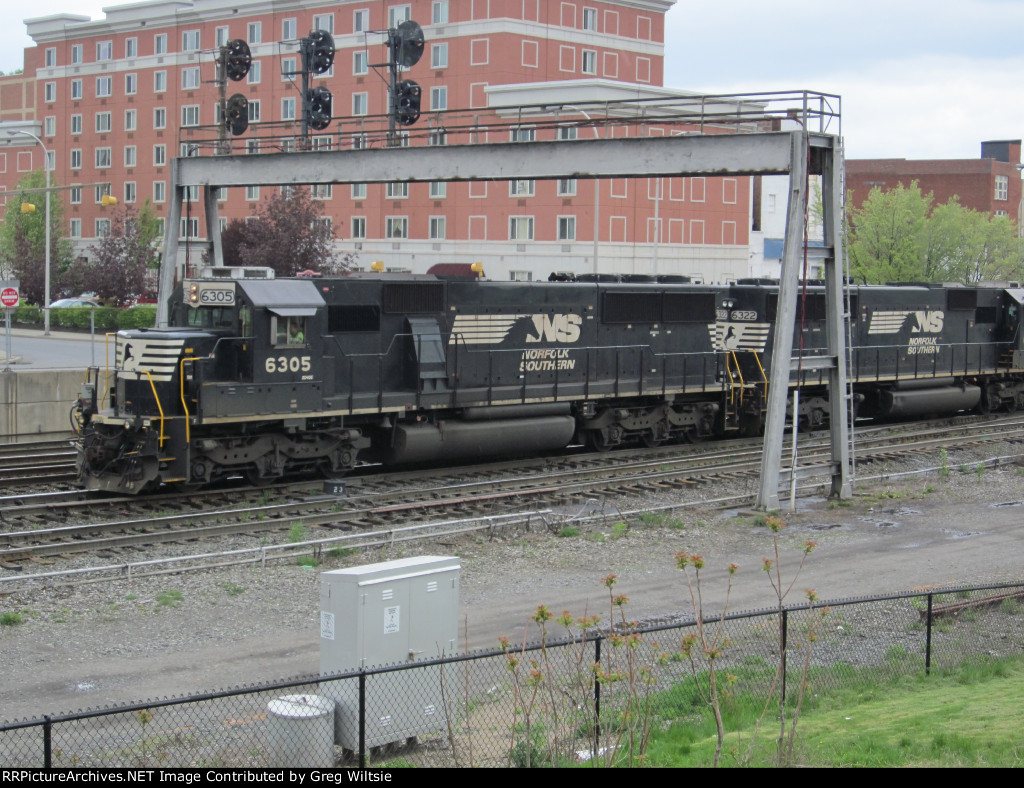 NS 6305 and 6322 move under the old signal bridge