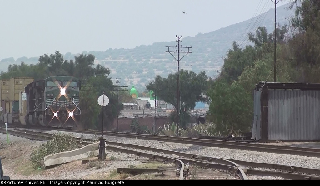Ferrosur Intermodal train approaching Otumba