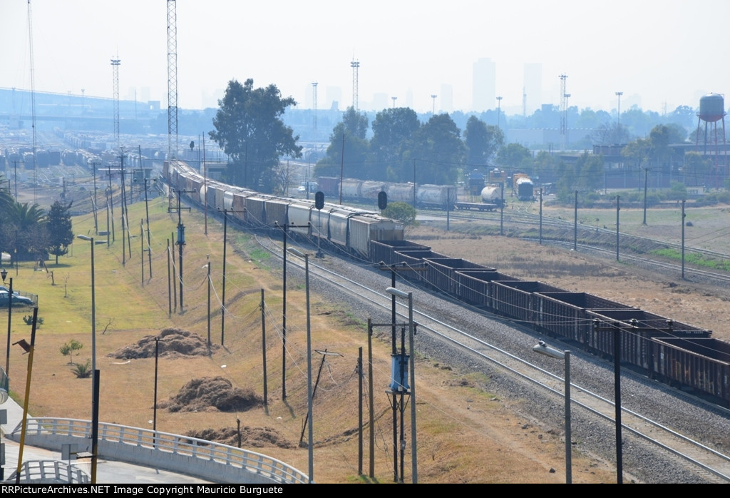 Train heading to the classification yard, Terminal Valle de Mexico