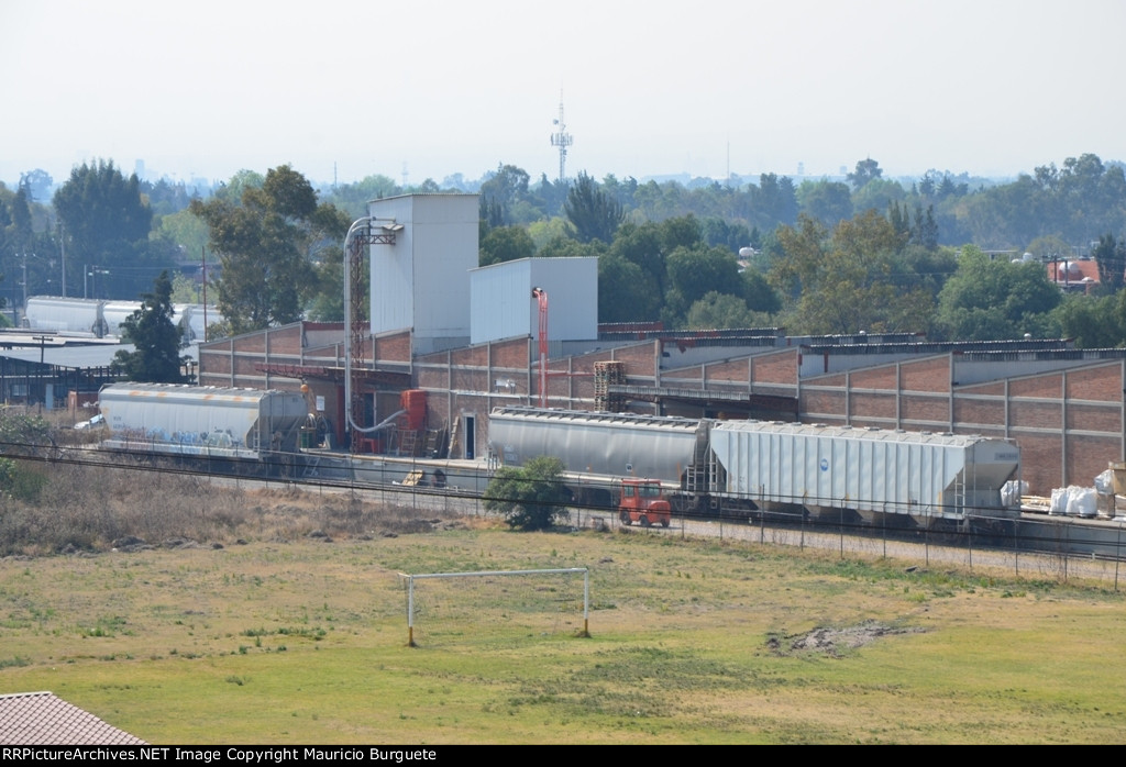 Covered hoppers being unloaded, Terminal Valle de Mexico