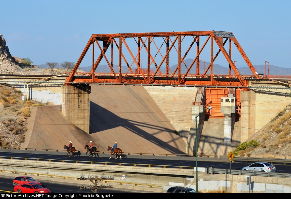 Riding along the street at Hermosillo's Dam
