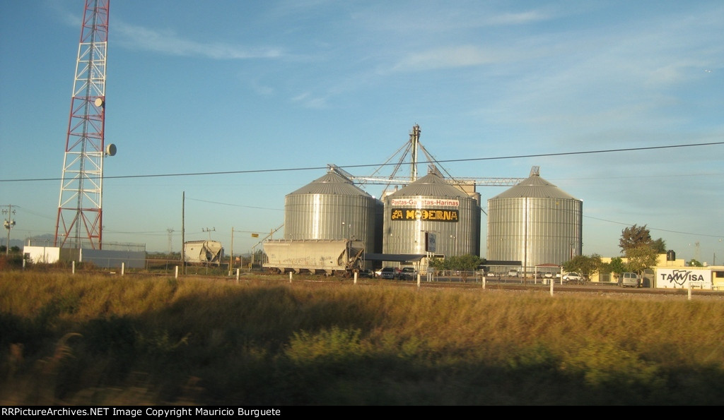 Covered hoppers at Soup Industry