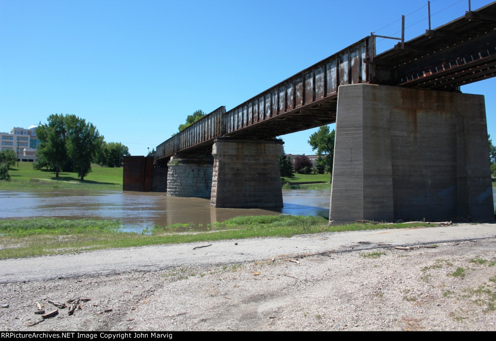BNSF's Bridge over the Red River Of The North