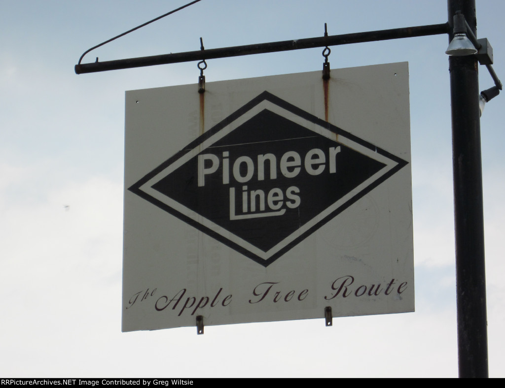 Sign for Pioneer Lines at the Gettysburg station